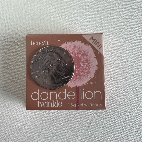 Benefit Cosmetics Dandelion Twinkle Shimmer Finish Powder Highlighter - Picture 4 of 5